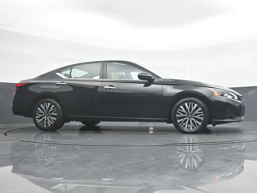 Used 2025 Black Nissan 2.5 SV image 31