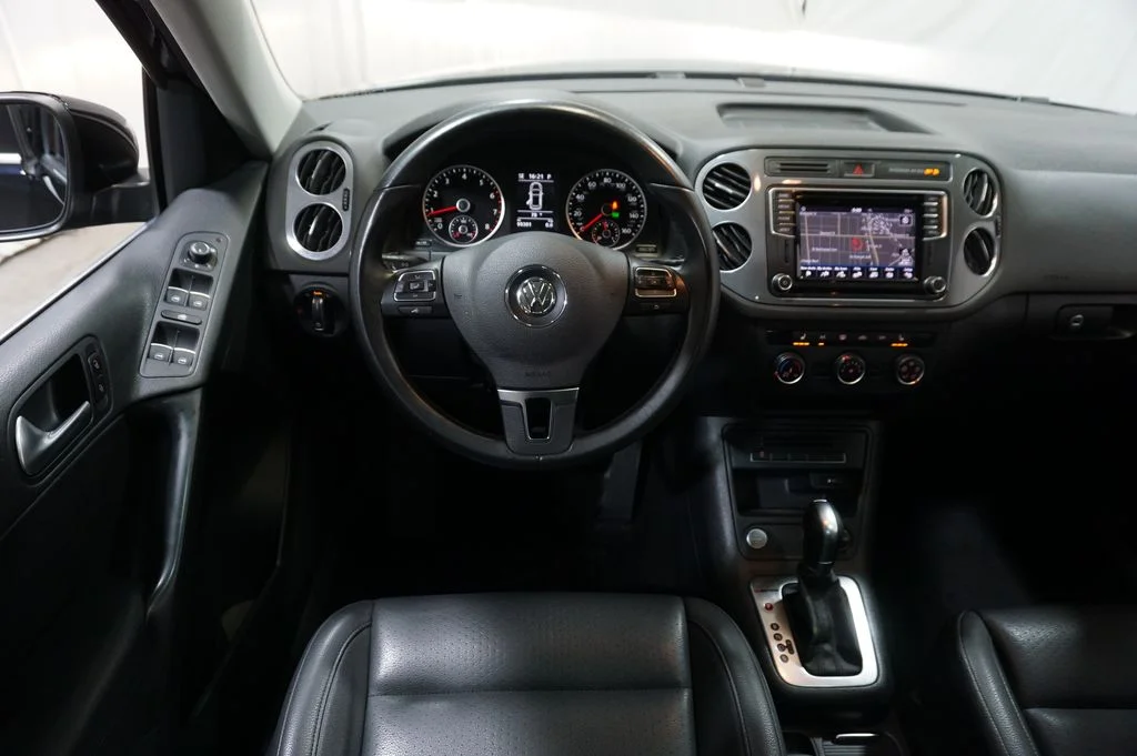 Used 2016 Deep Black Pearl Volkswagen SE image 22