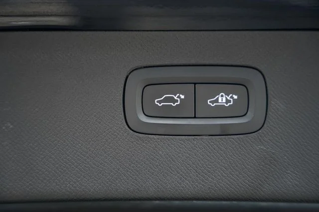 Used 2020 717 Onyx Black metallic Volvo Momentum image 11