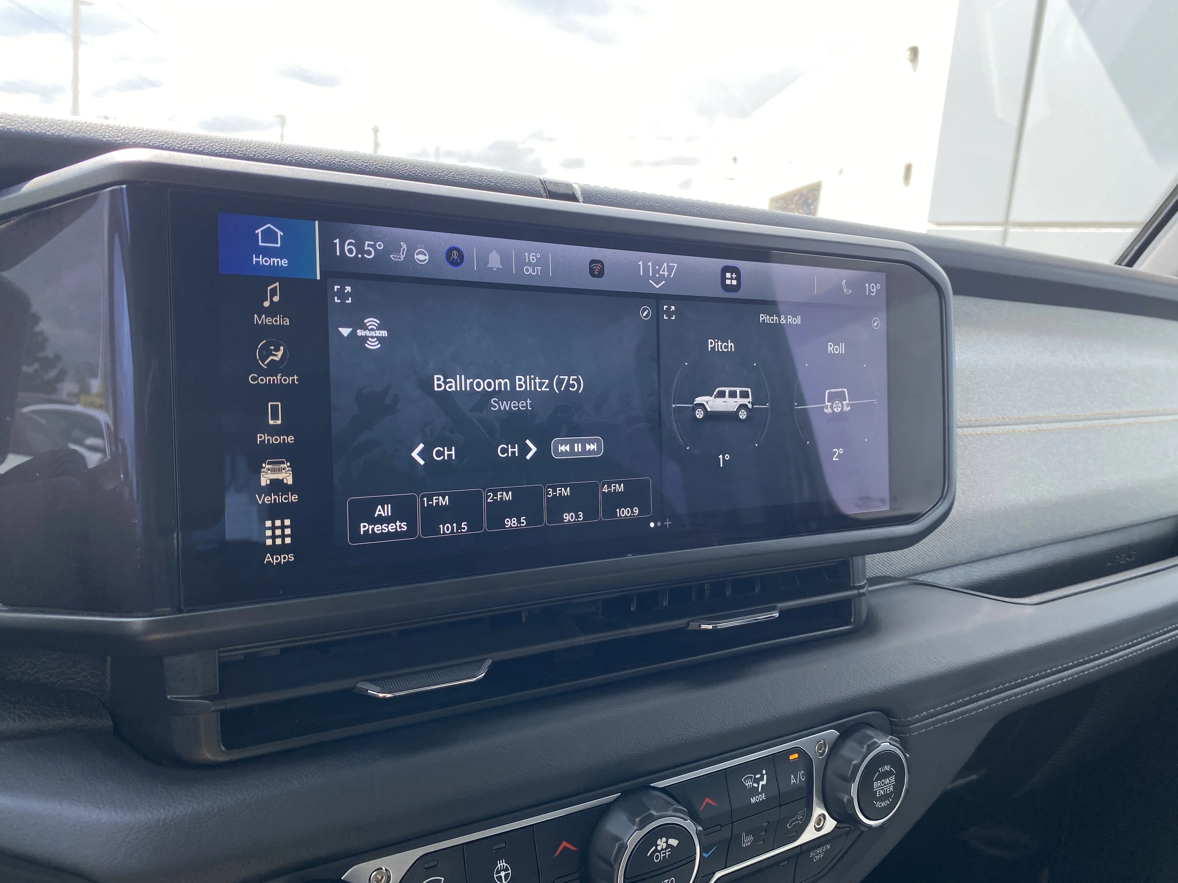 Used 2025 Black Jeep Sahara 4 Door 4x4 * 3.6L V6 * REMOTE STARTER * ADAPTIVE CRUISE * image 15