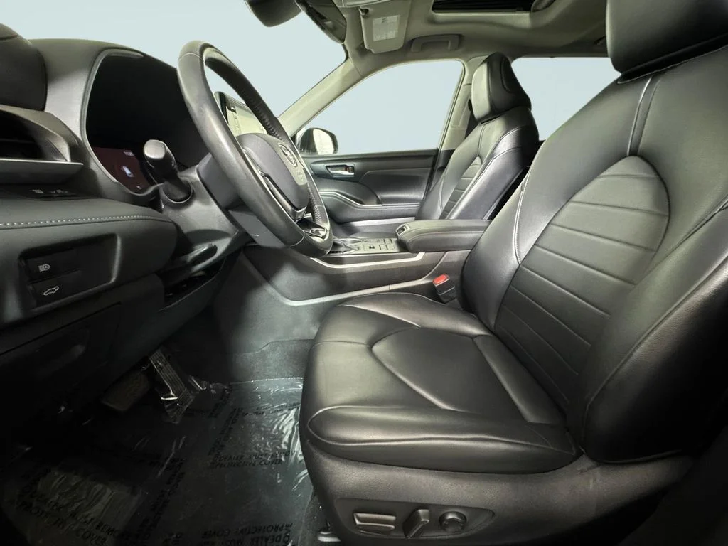 Used 2021 Magnetic Gray Metallic Toyota XLE image 6