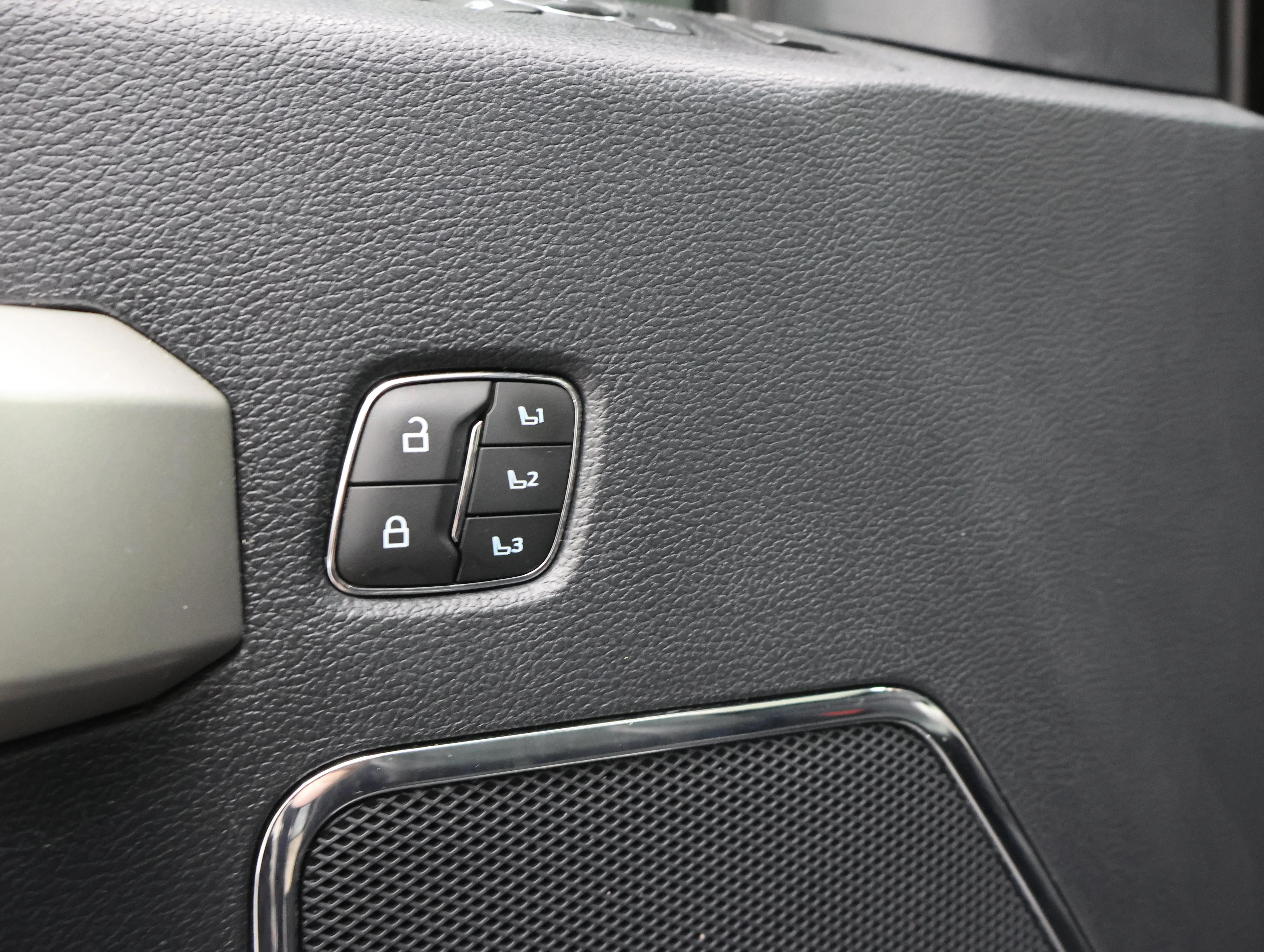 Used 2022 Agate Black Metallic Ford Lariat image 42