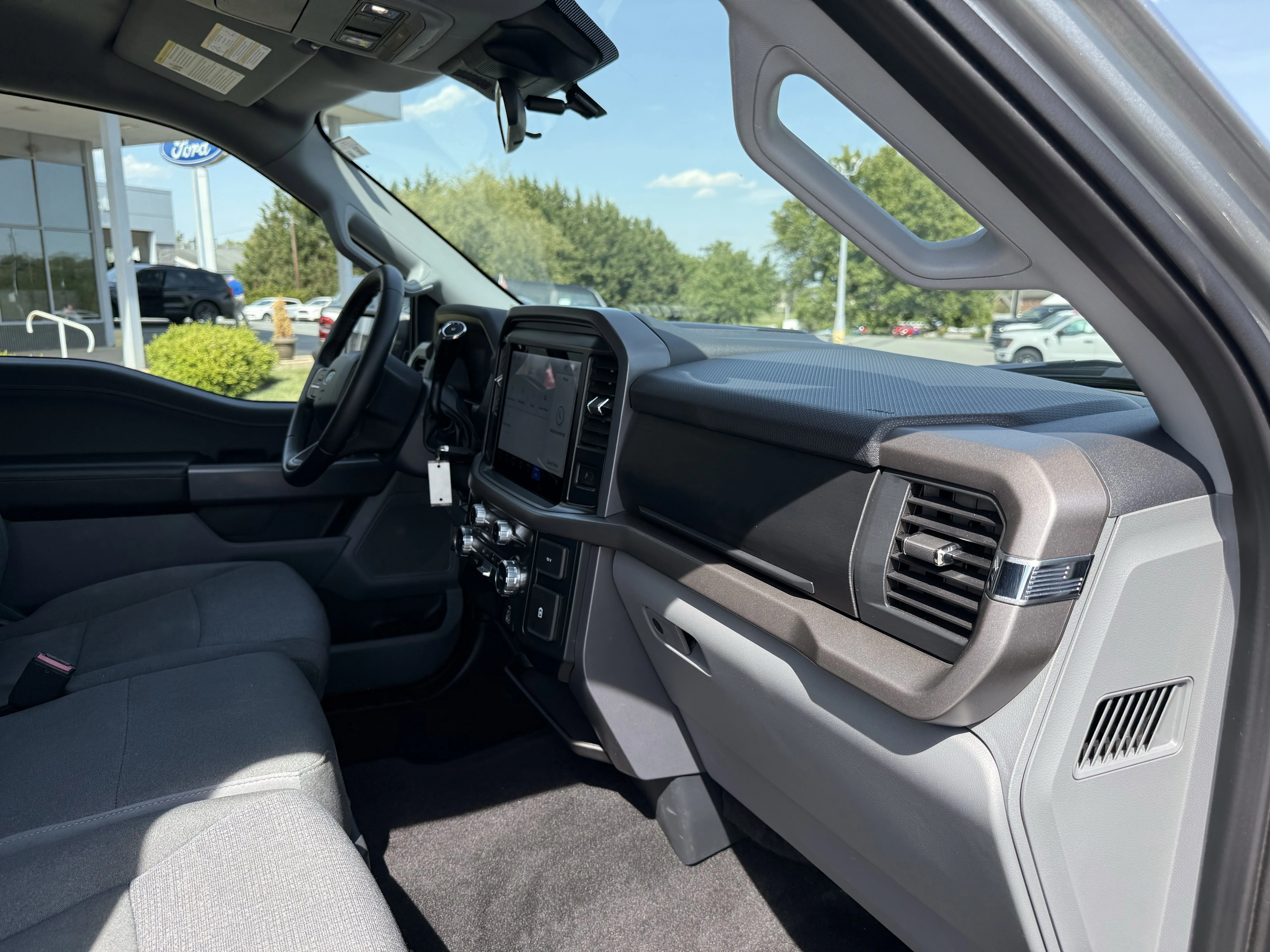 Used 2025 Silver Metallic Ford XLT image 40