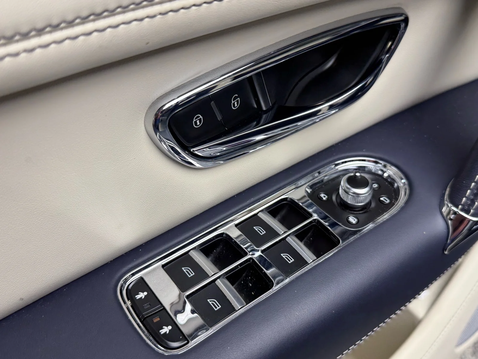Used 2019 Dk. Blue Bentley V8 image 20