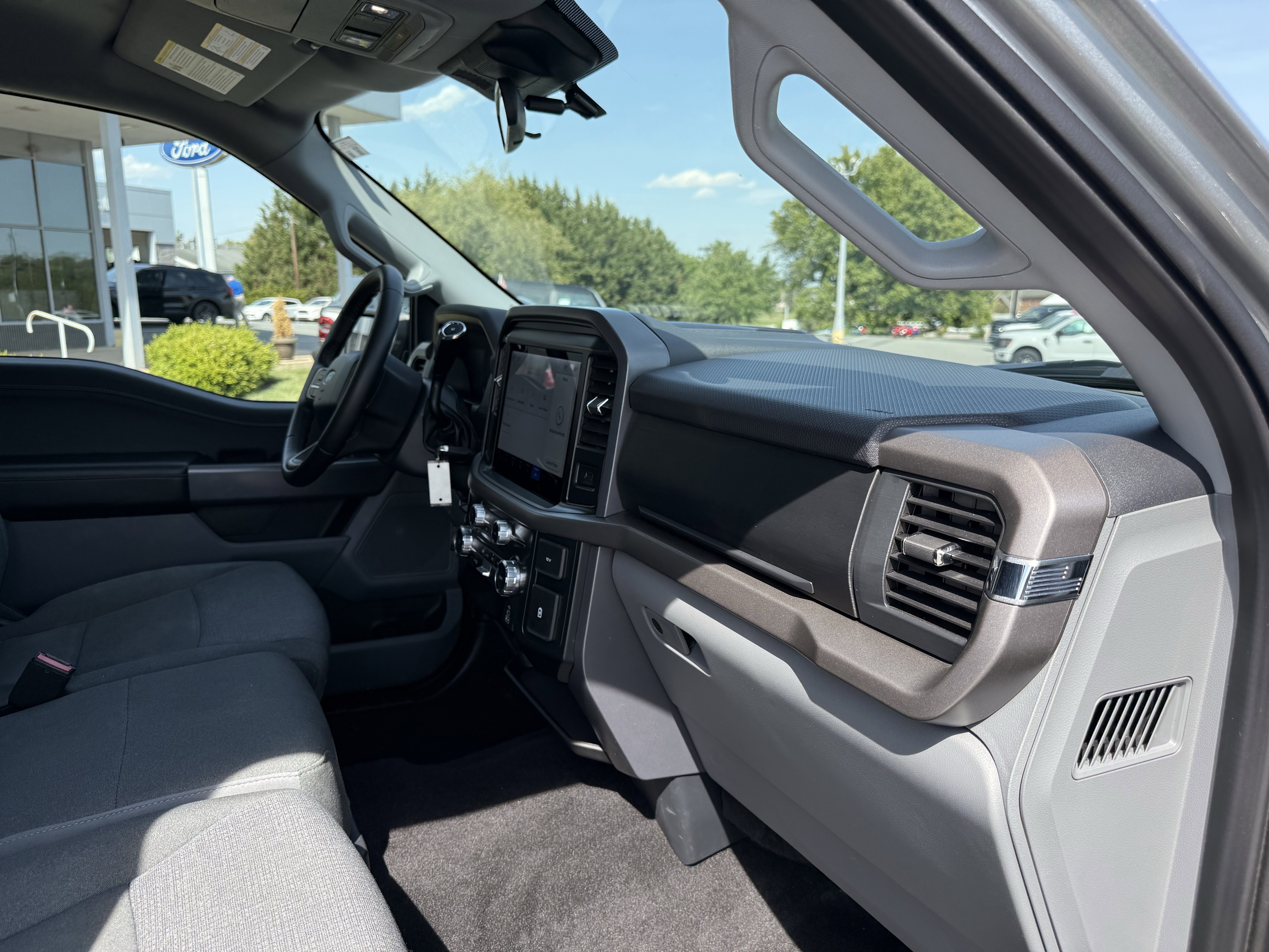 Used 2025 Silver Metallic Ford XLT image 40