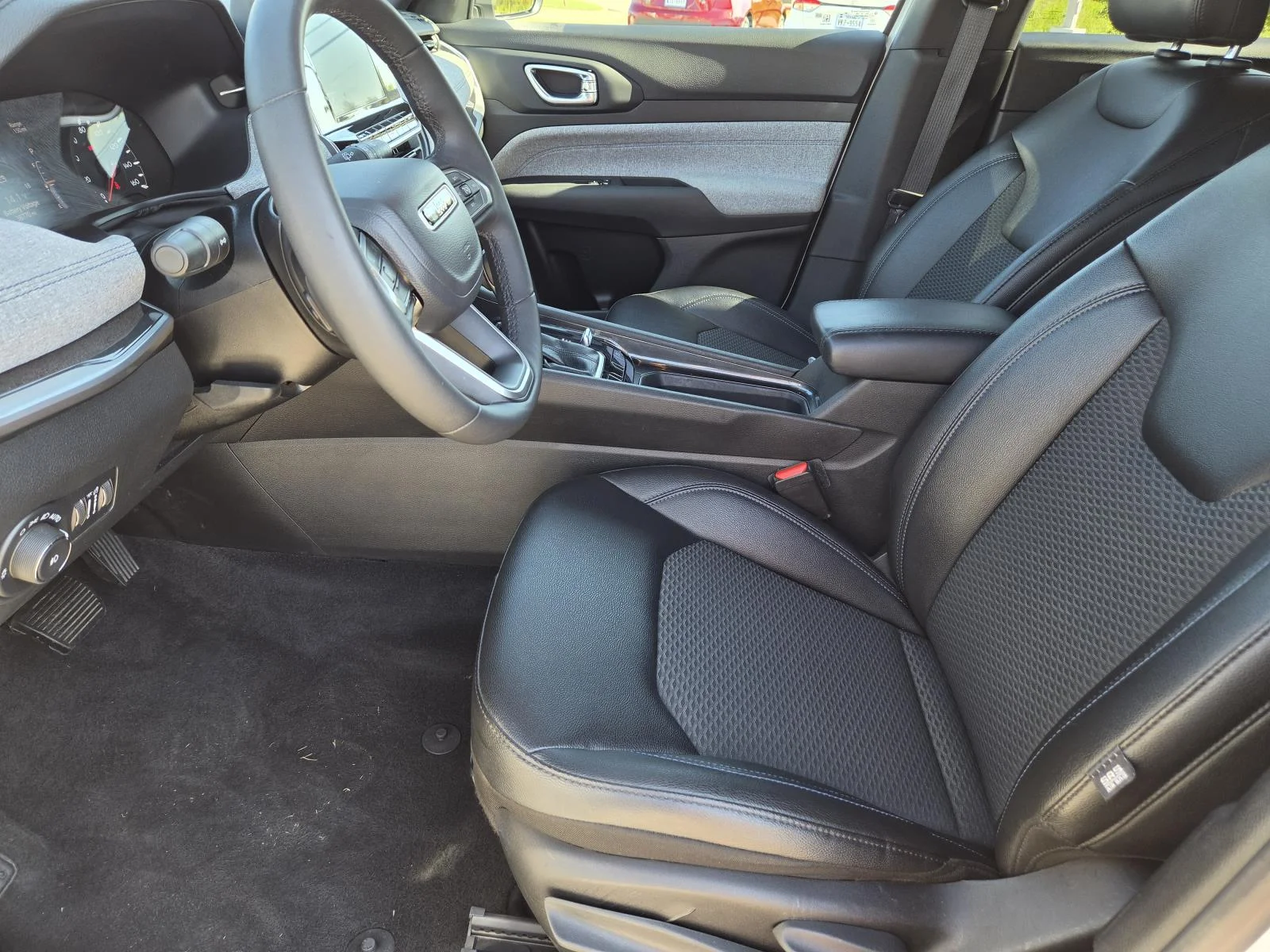 Used 2025 White/off-white Jeep Latitude 4x4 image 25