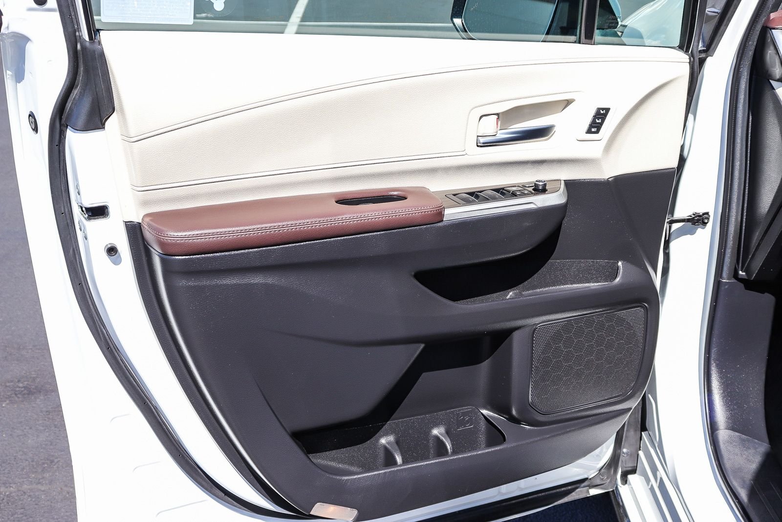 Certified Used 2024 Pearl Toyota Platinum image 28