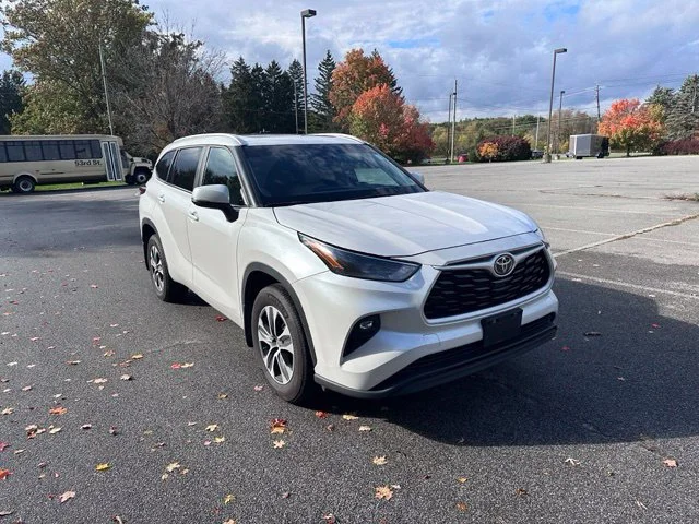 Used 2024 Off-white Toyota XLE image 1