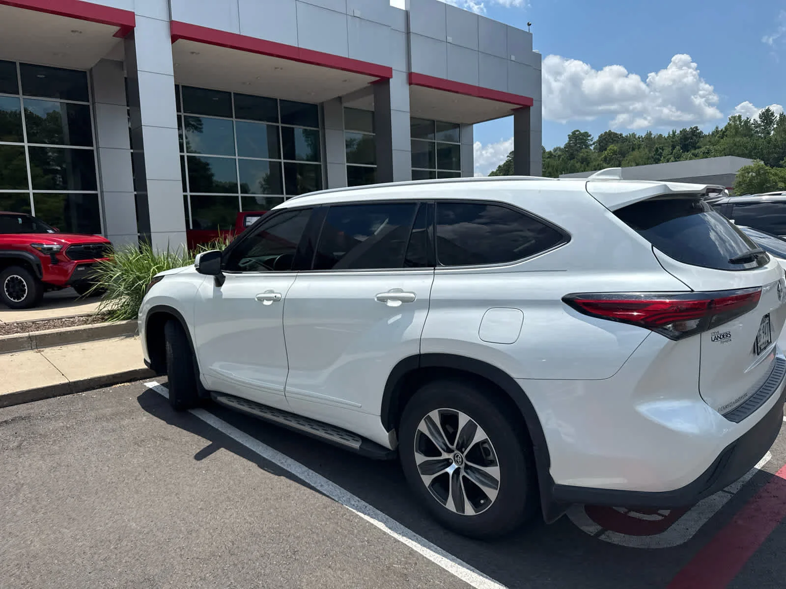 Used 2022 Wind Chill Pearl Toyota XLE image 5