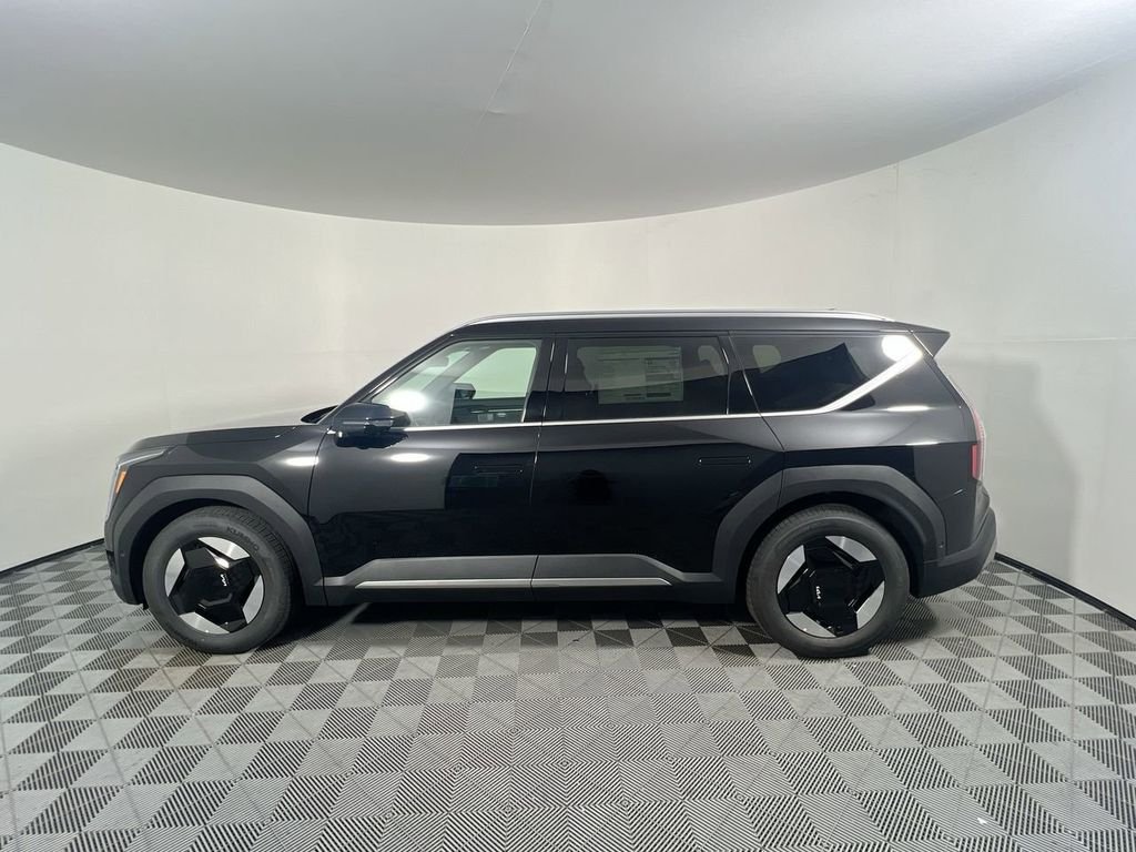 New 2026 Ebony Black Kia Wind AWD image 7