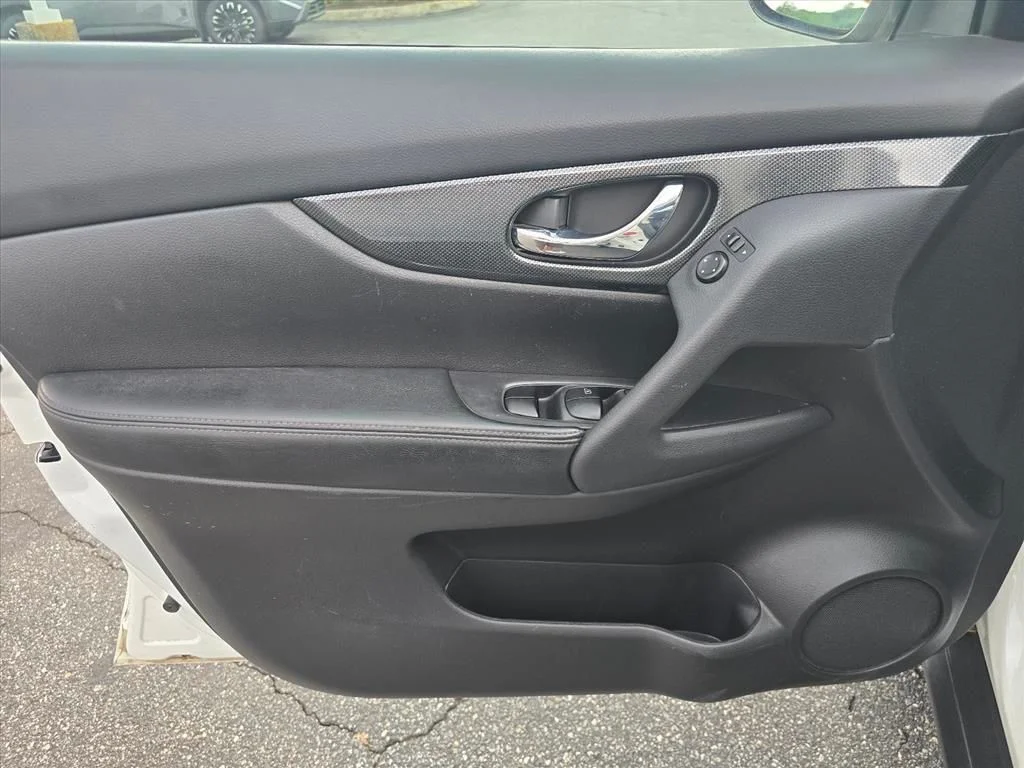 Used 2015 White Nissan SL image 11