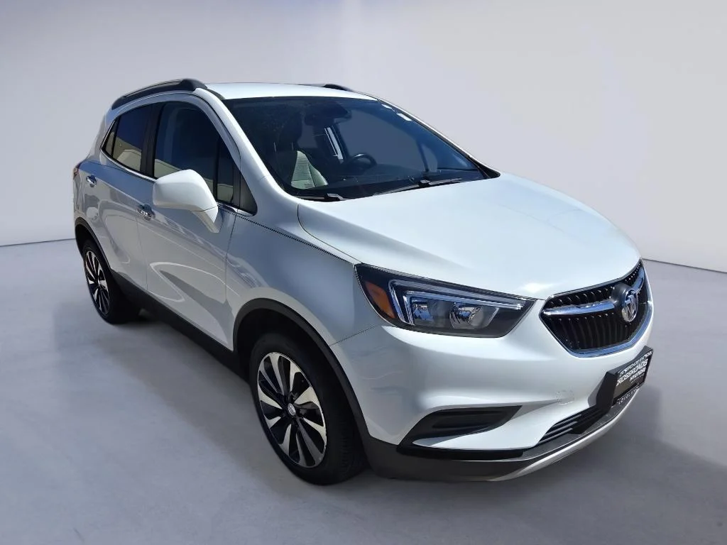 Used 2022 Summit White Buick Preferred image 8