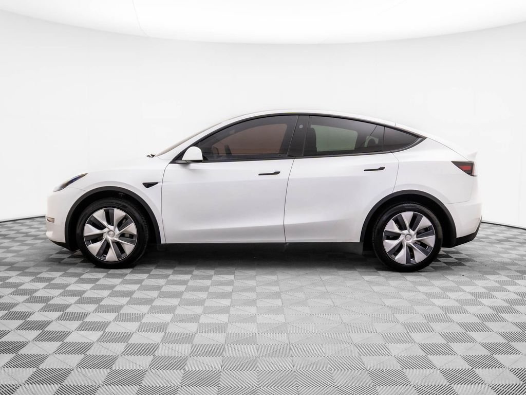 Used 2024 Tesla Model Y Long Range with VIN 7SAYGDEE2RA251384 for sale in Barrington, IL