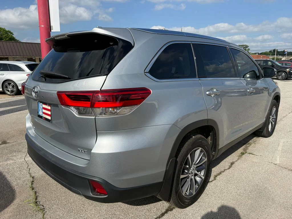 Used 2019 Silver Toyota XLE image 28