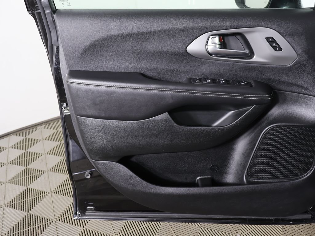 2025 Chrysler Pacifica Select - Photo 20