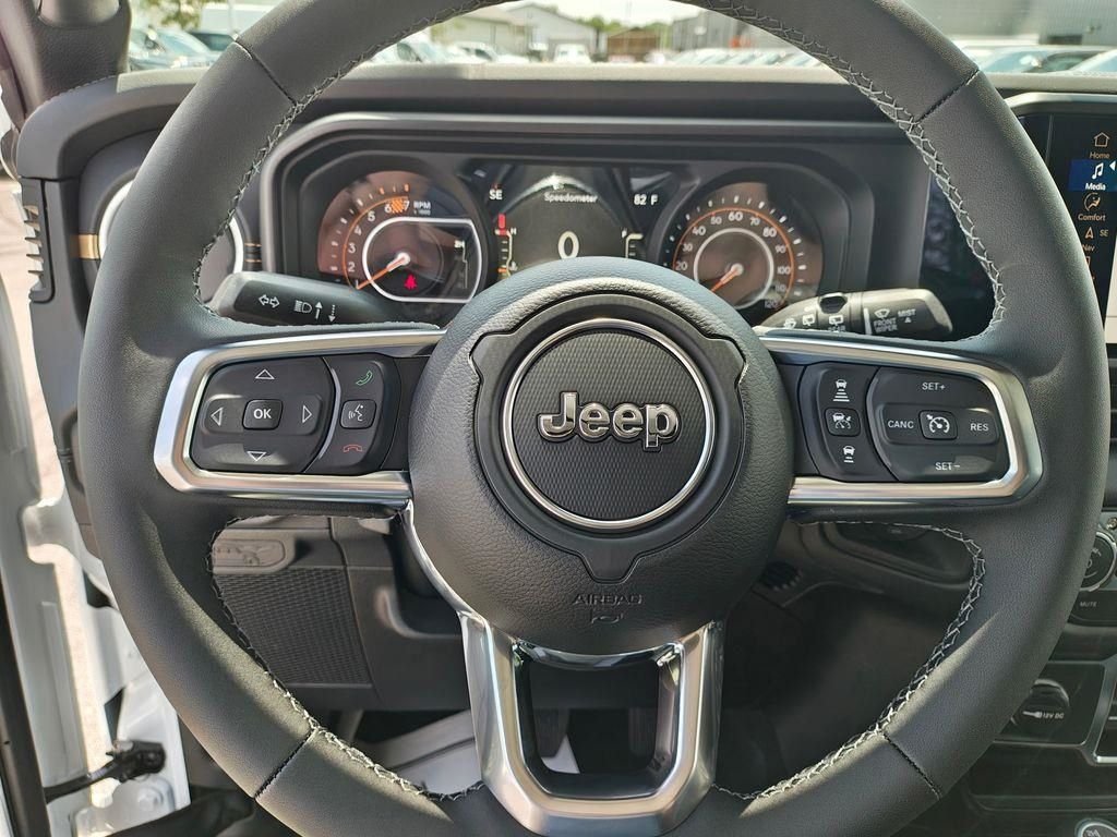 New 2026 Bright White Clear-Coat Exterior Paint Jeep Sahara image 23