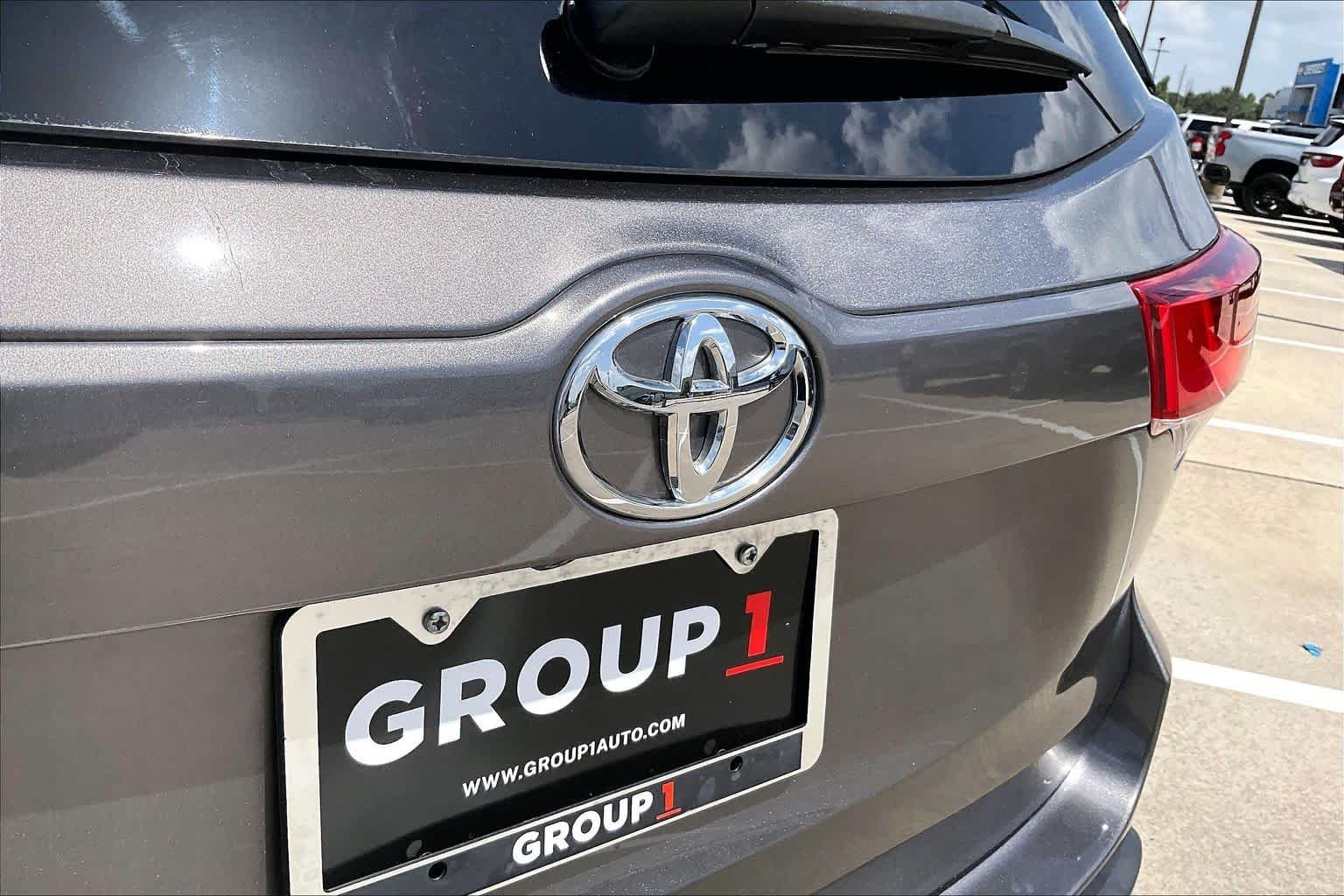 Used 2018 Predawn Gray Mica Toyota LE image 30