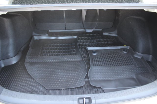 Used 2022 White Toyota LE image 24