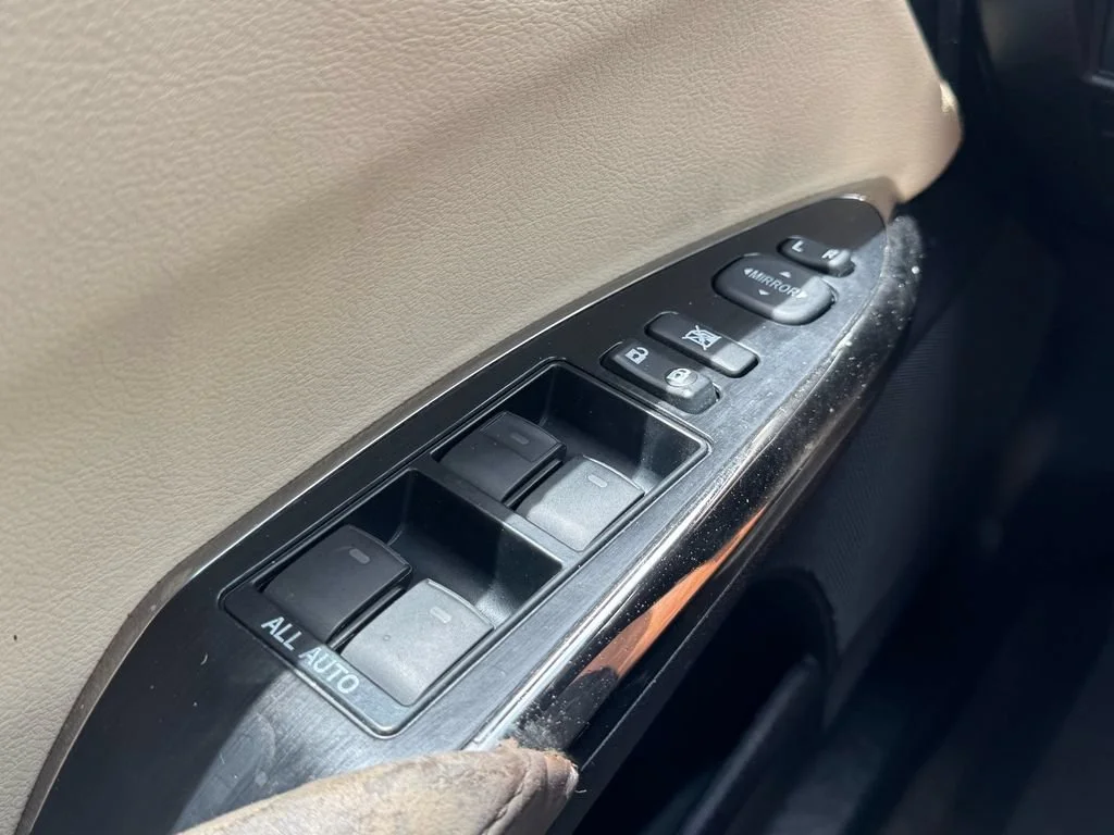 Used 2014 Beige Toyota XLE Premium image 24