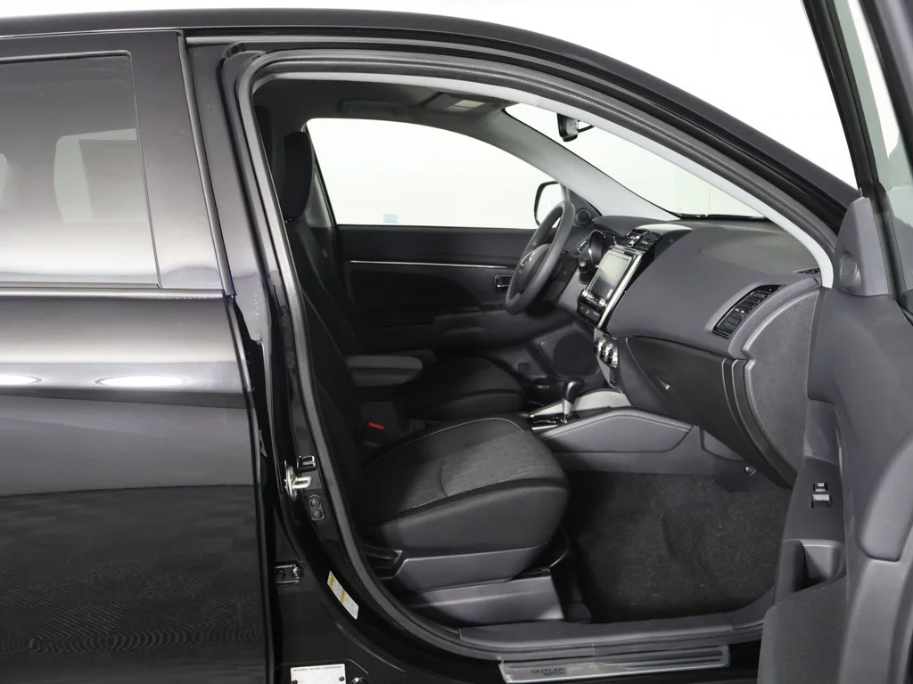 New 2027 Black Mitsubishi 2.0 ES AWC image 26