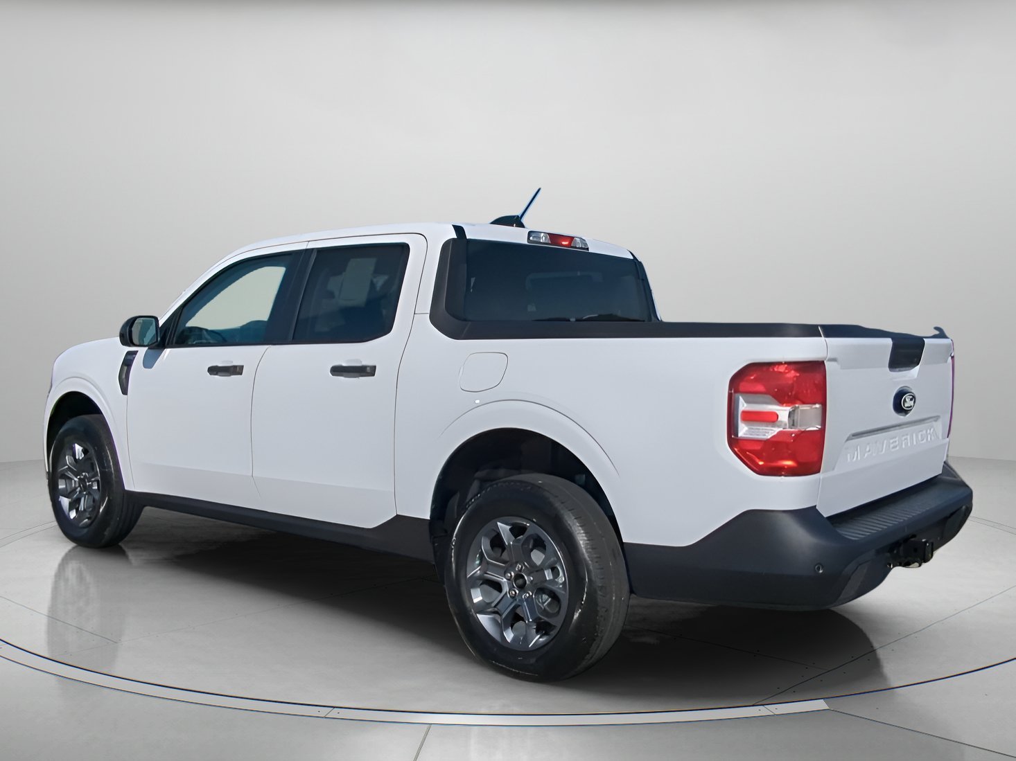 New 2026 Oxford White Ford XLT image 13