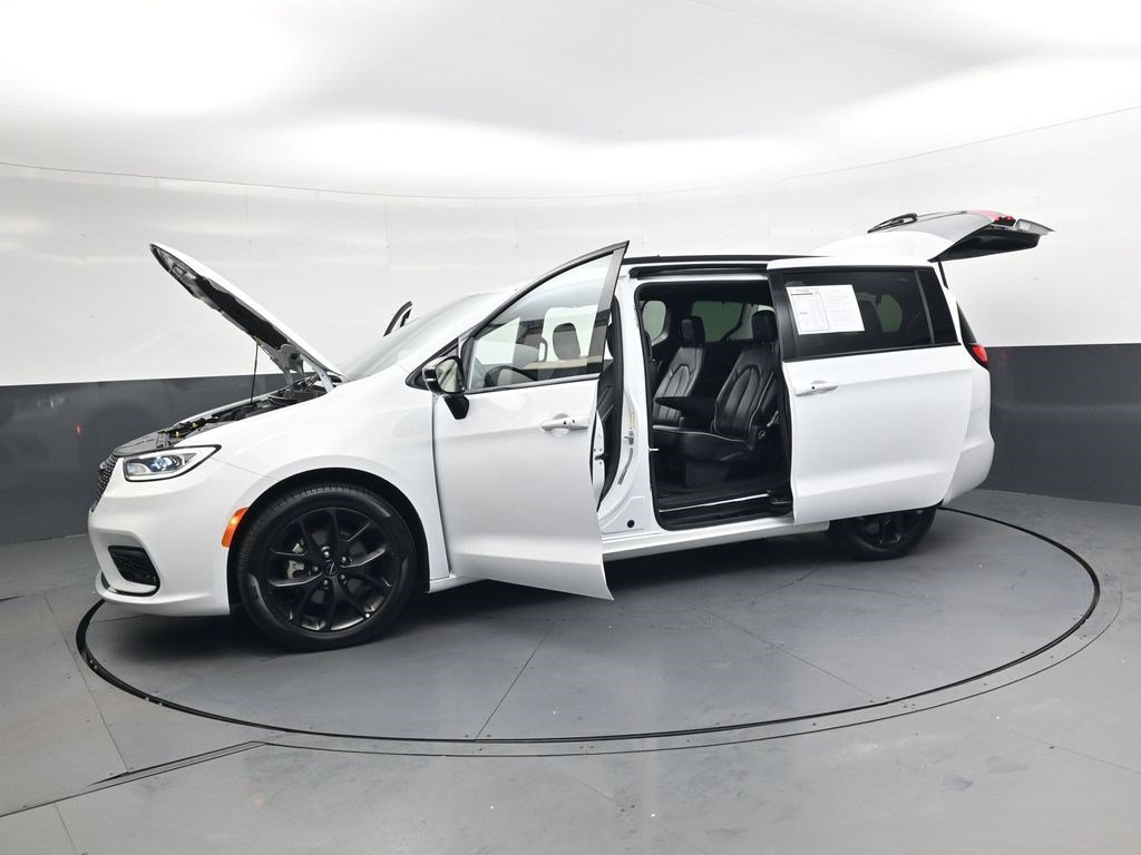 Used 2025 Bright White Clearcoat Chrysler Limited image 44