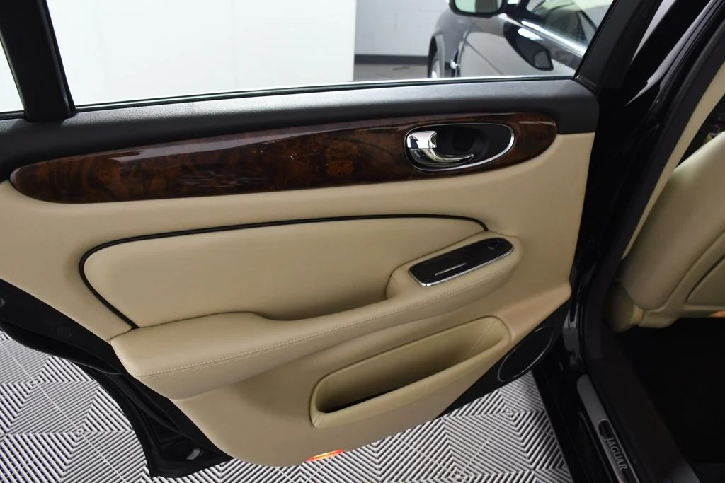 Used 2009 Ebony Jaguar L image 32