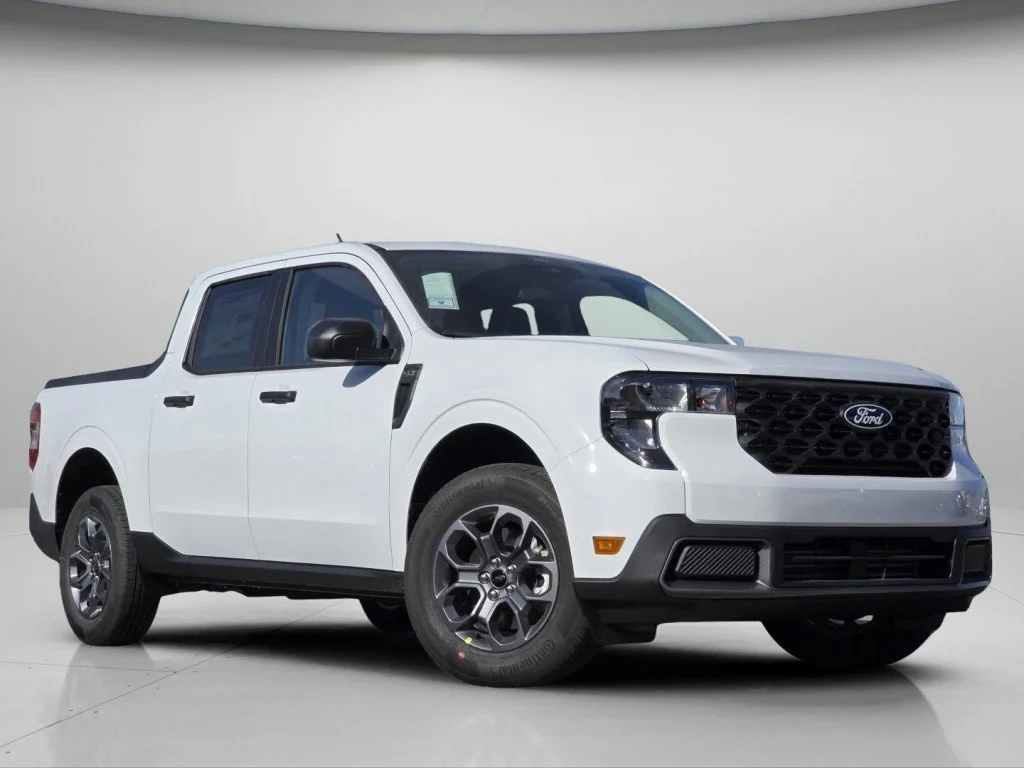 New 2026 Oxford White Ford XLT image 2