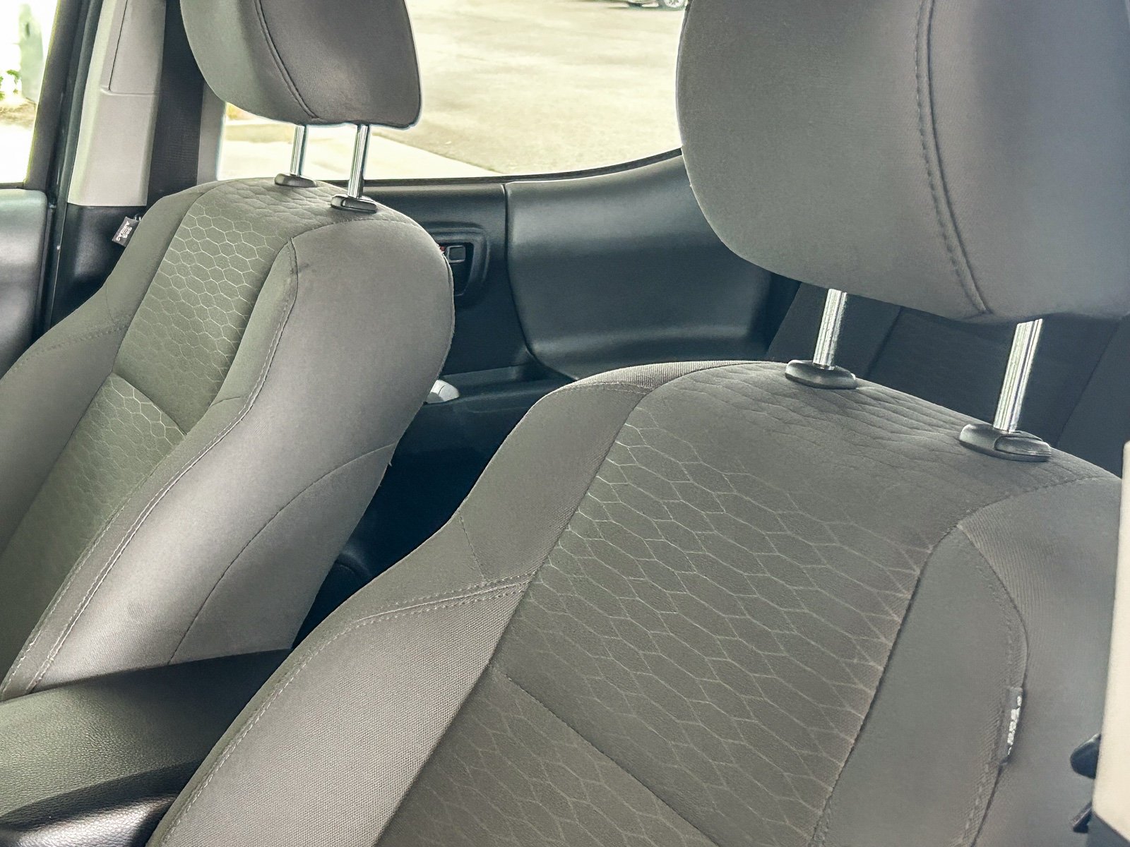 Used 2018 MAGNETIC GRAY MET TOYOTA TRUCK SR5 image 23