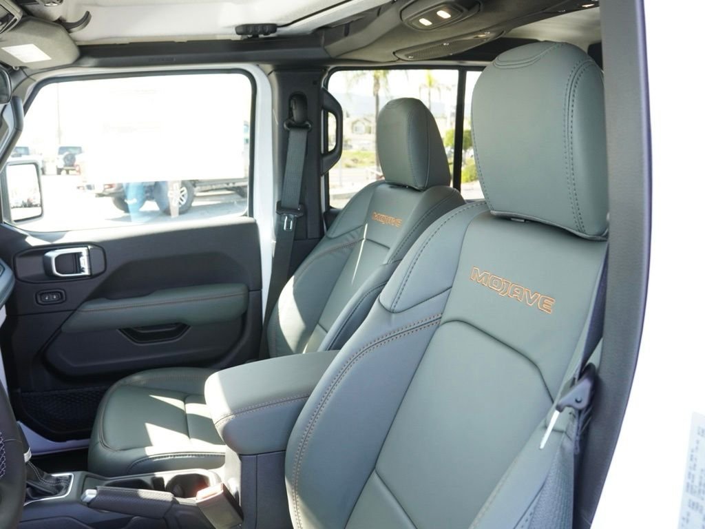 New 2026 Bright White Clear-Coat Exterior Paint Jeep Mojave image 15