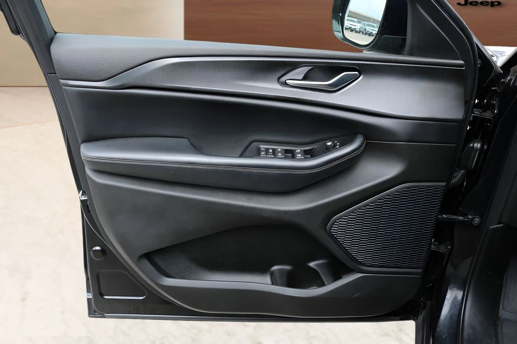 Used 2023 Black Jeep Altitude X image 10