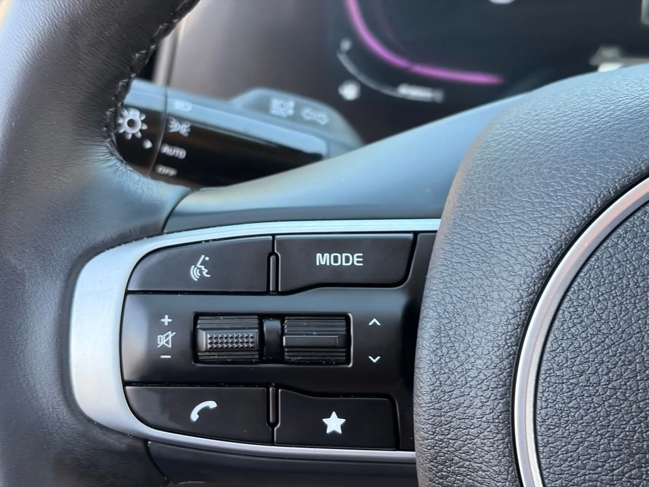 Used 2025 Glacial White Pearl Kia EX image 26
