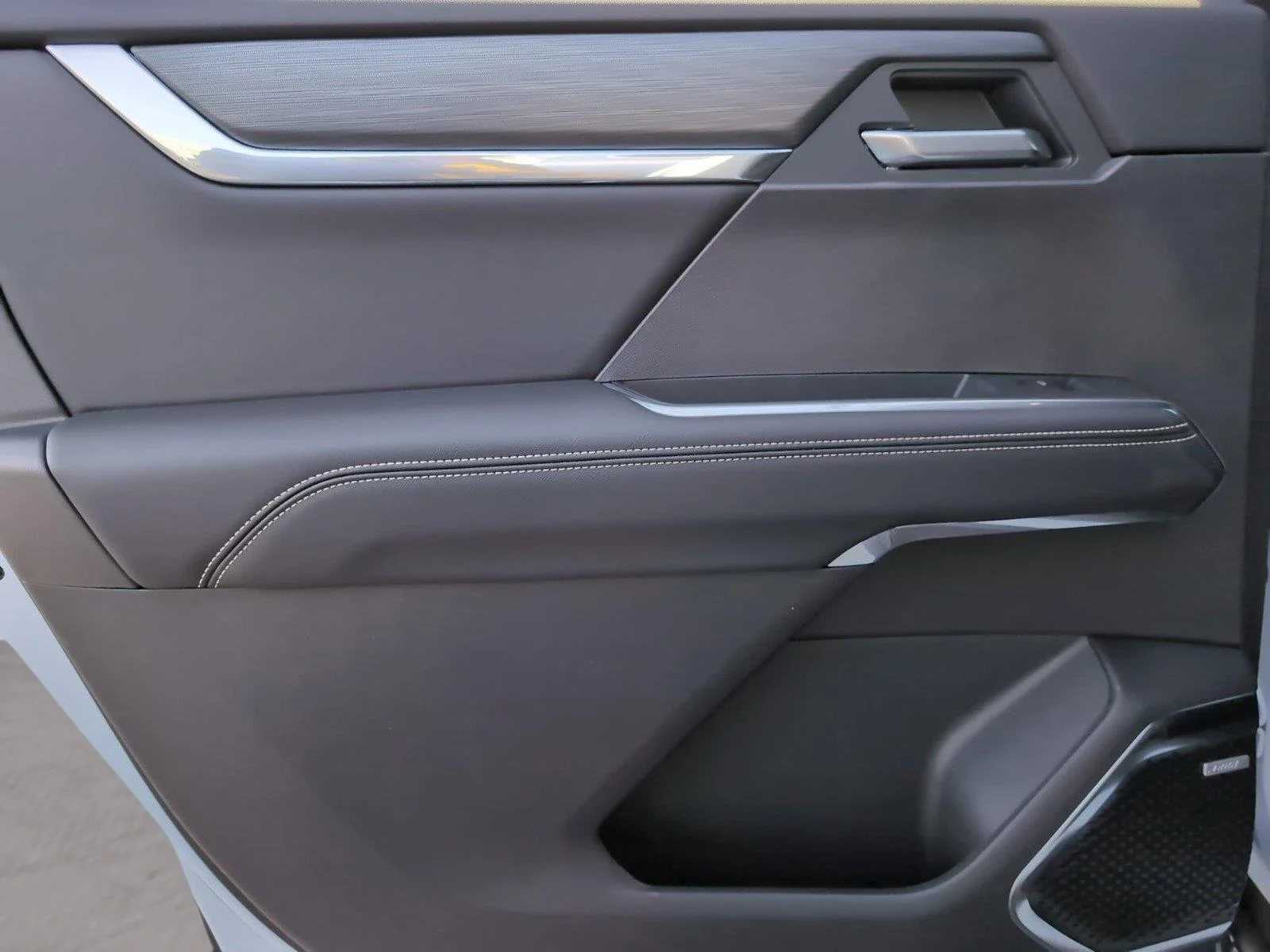 New 2026 Glacier White Tricoat GMC Elevation image 12