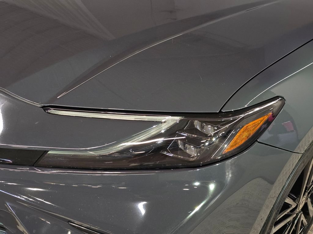 Used 2025  Toyota  image 13