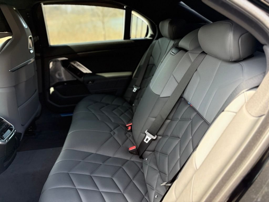 2025 BMW 7 Series 760i - Photo 18