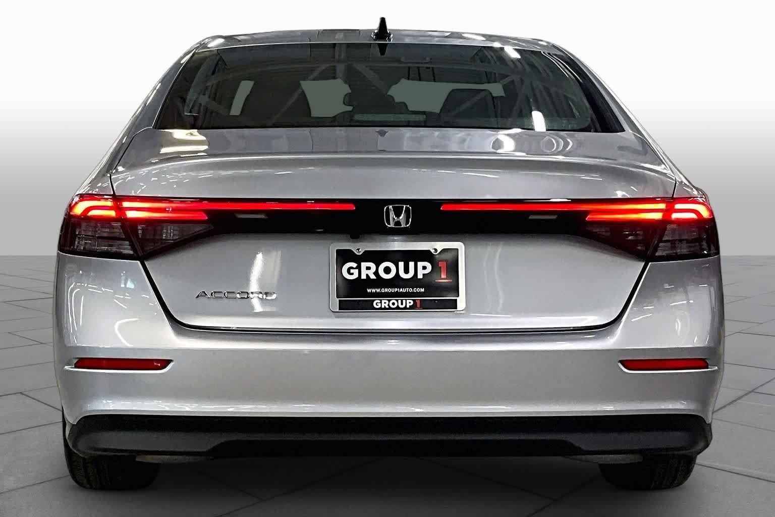 Used 2025 Solar Silver Metallic Honda SE image 5