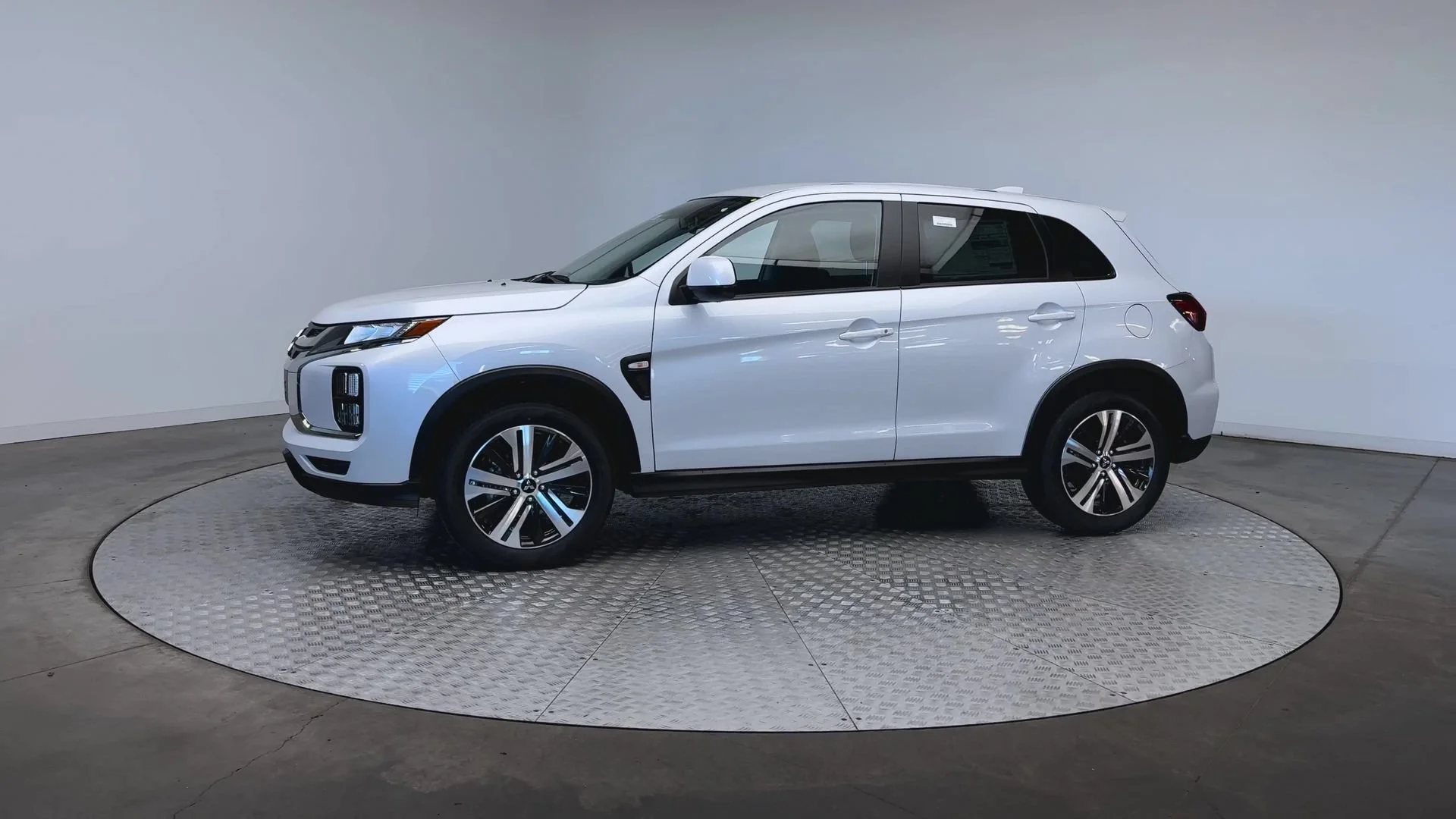 New 2026 White Diamond Mitsubishi ES image 5