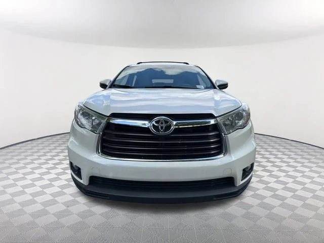 Used 2015 White Toyota XLE V6 image 2