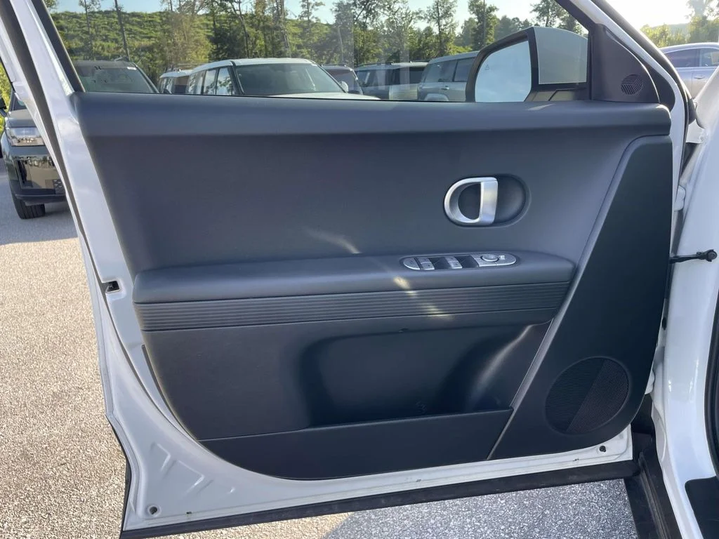 Used 2024 Atlas White Hyundai SEL image 5