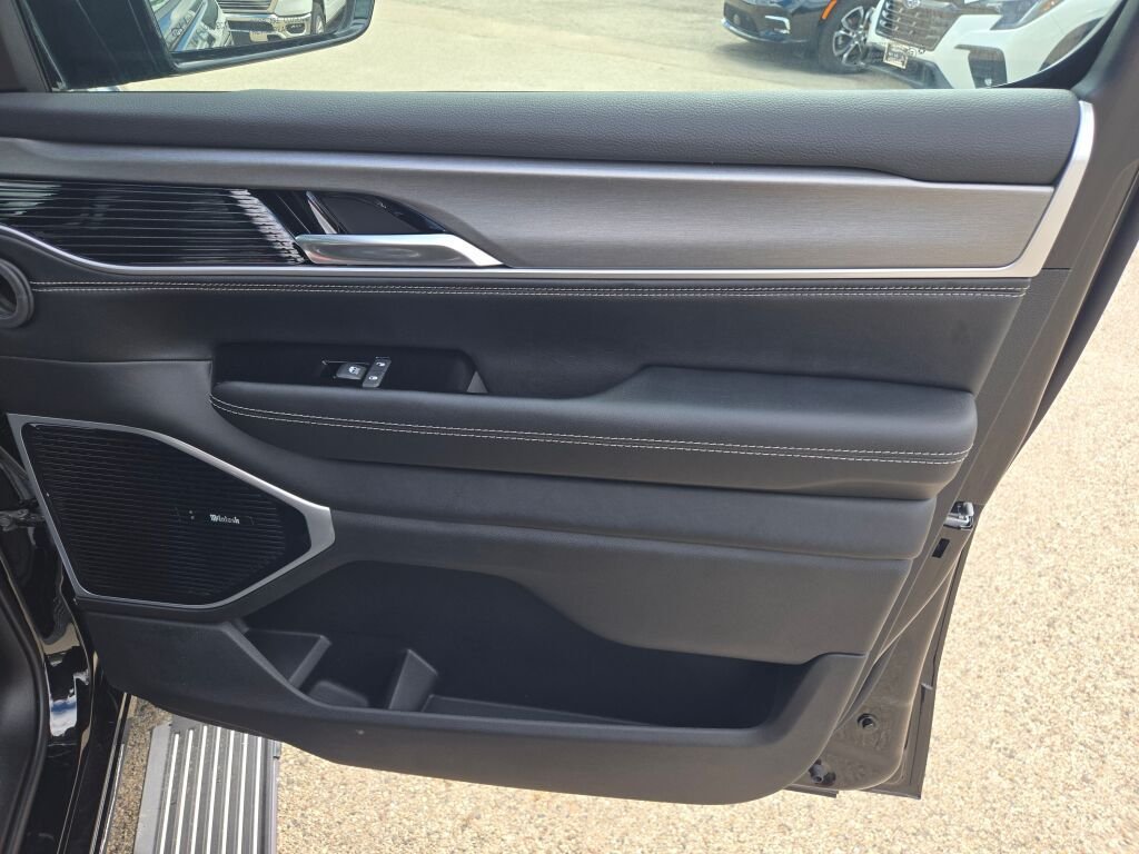 New 2026 High Gloss Black Exterior Paint Jeep Limited Reserve image 7