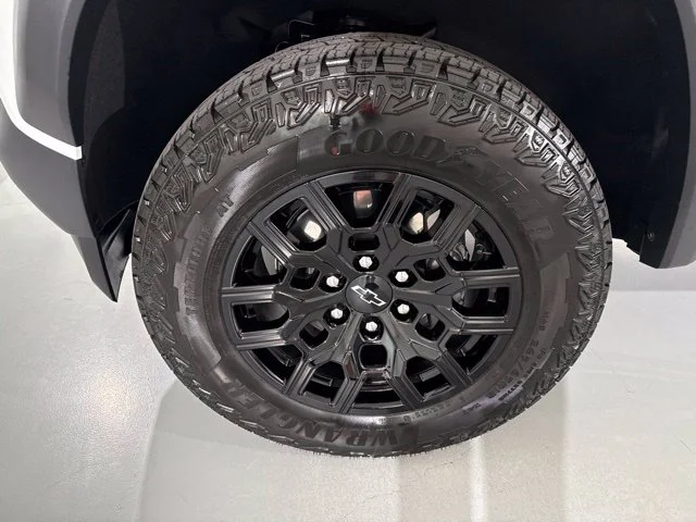 Used 2025 White Chevrolet Trail Boss image 4