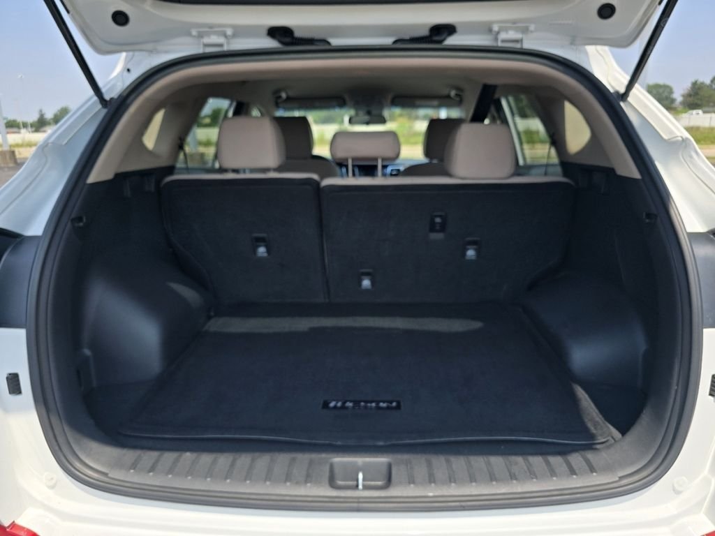 Used 2018 White Hyundai SE image 18