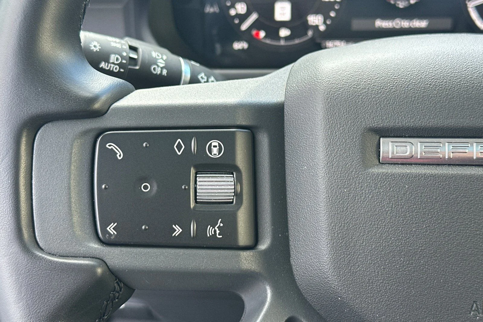 Used 2025  Land Rover S image 30