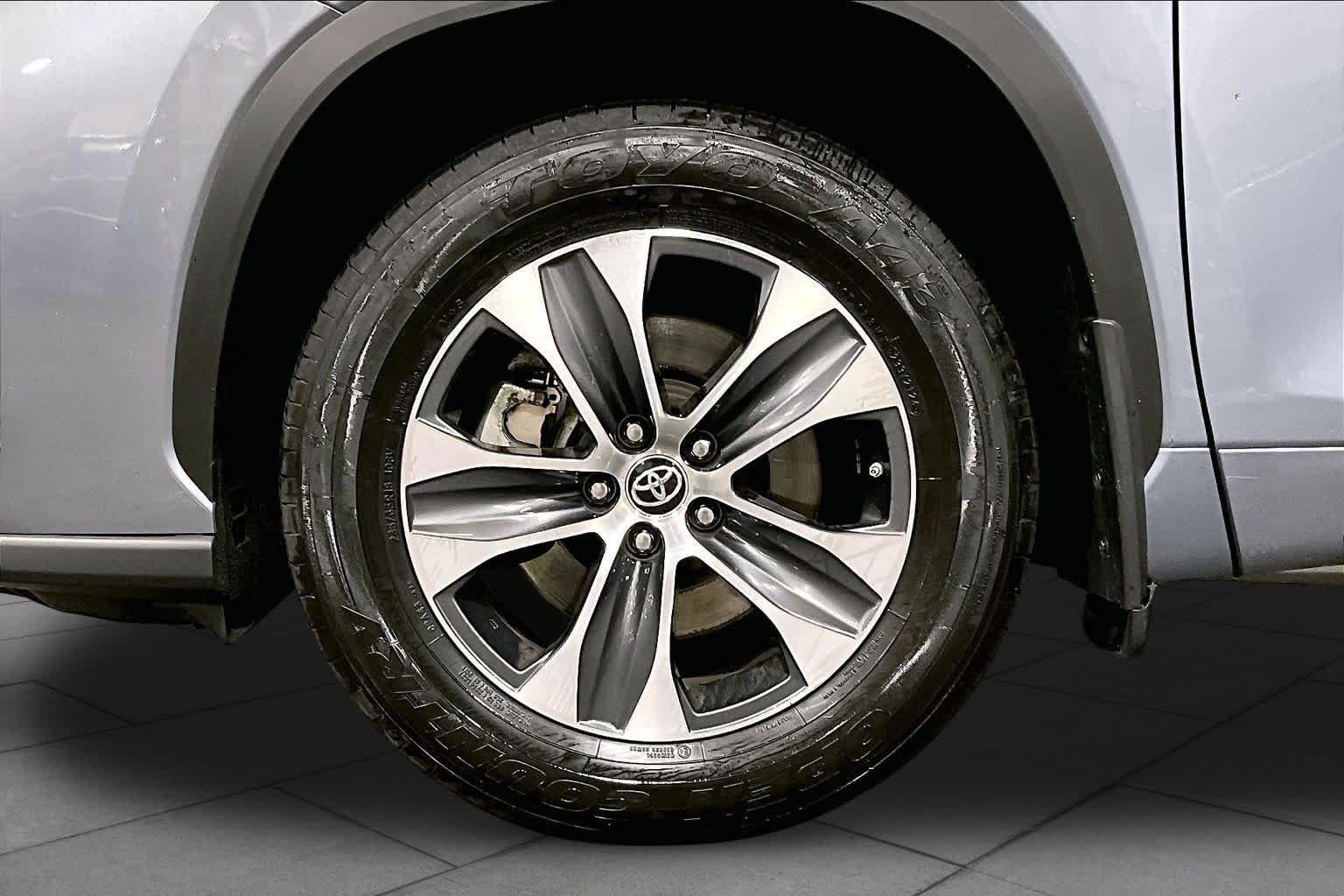 Used 2022 Moon Dust Toyota XLE image 11