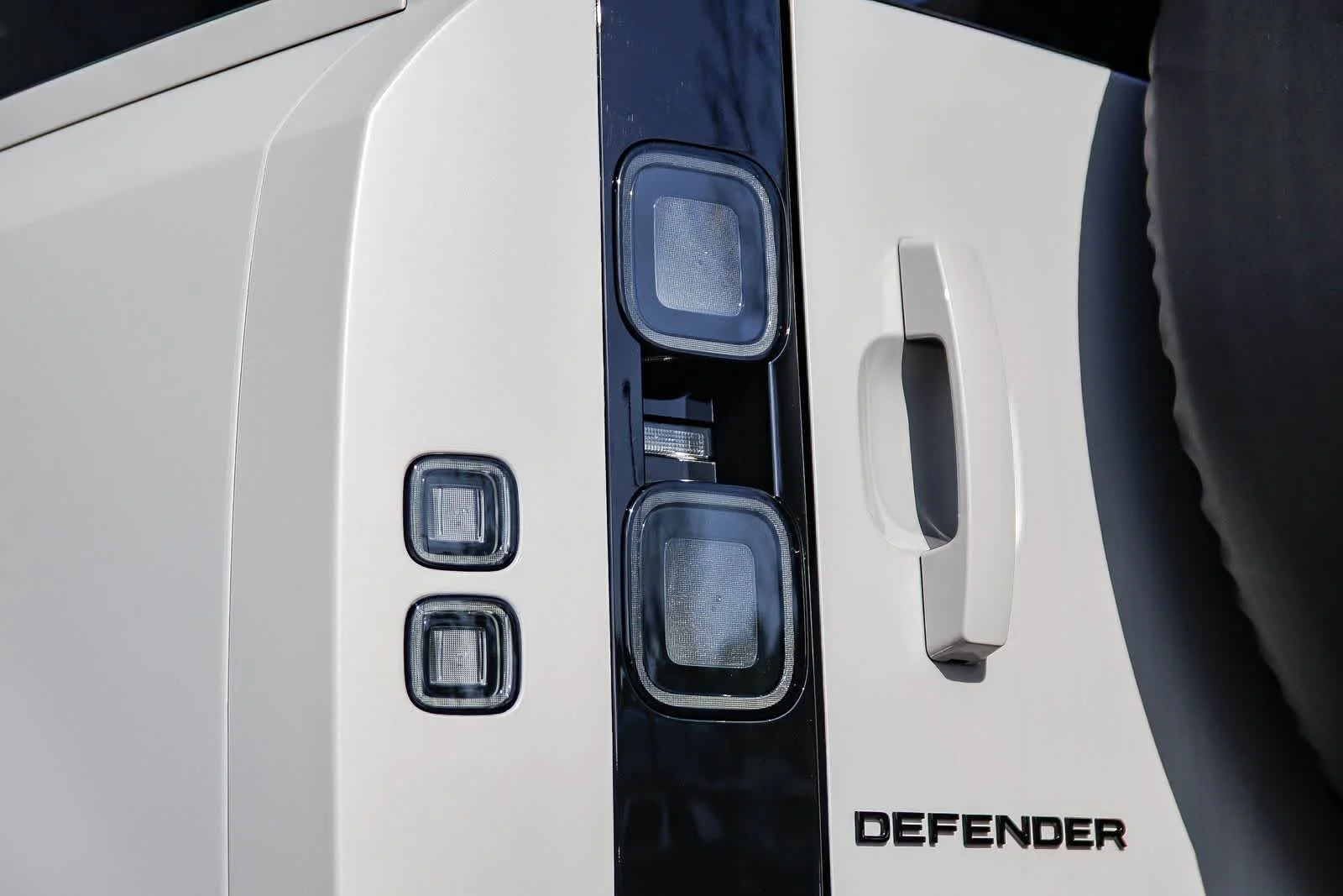 2026 Land Rover Defender X-Dynamic SE - Photo 7