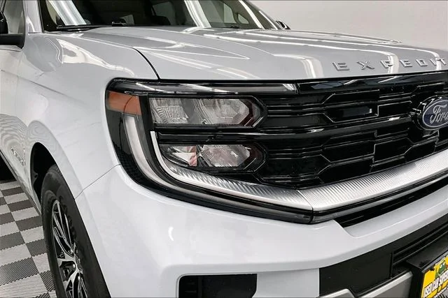 Used 2025 Space Silver Metallic Ford Platinum image 37