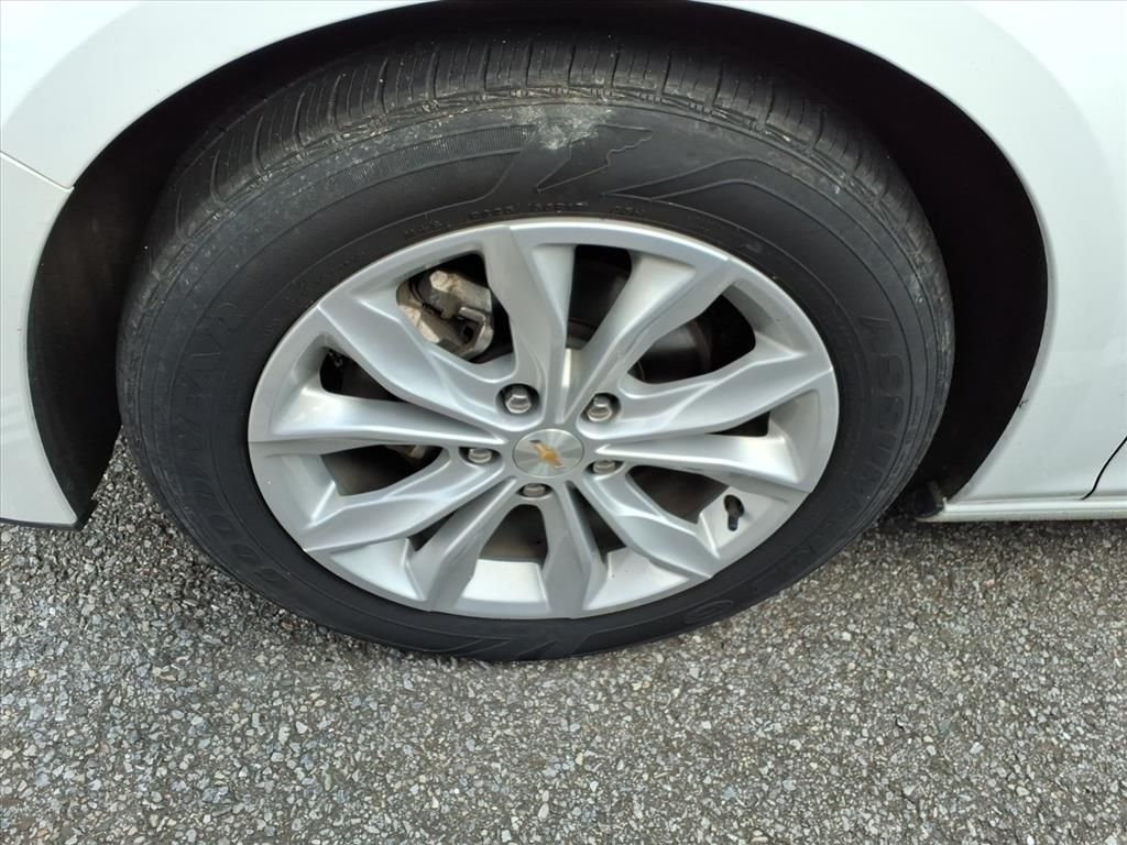 Used 2025 White Chevrolet LT image 5