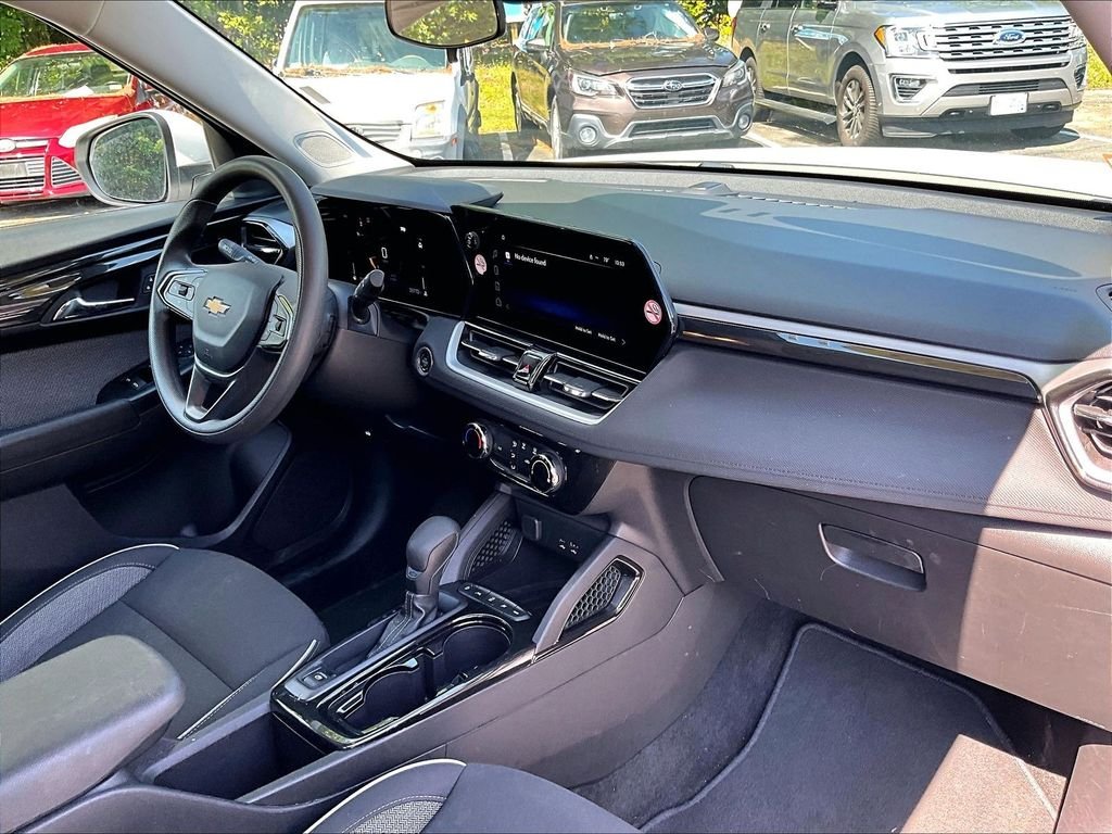 Used 2025 Summit White Chevrolet LT image 14