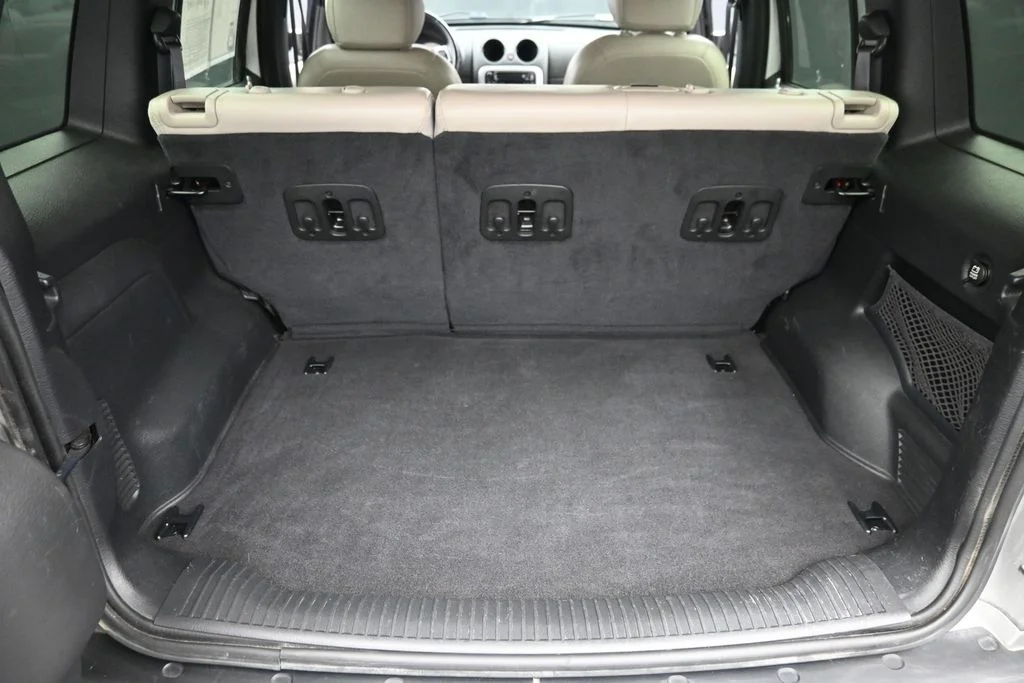 Used 2002 Silver Jeep Limited image 11