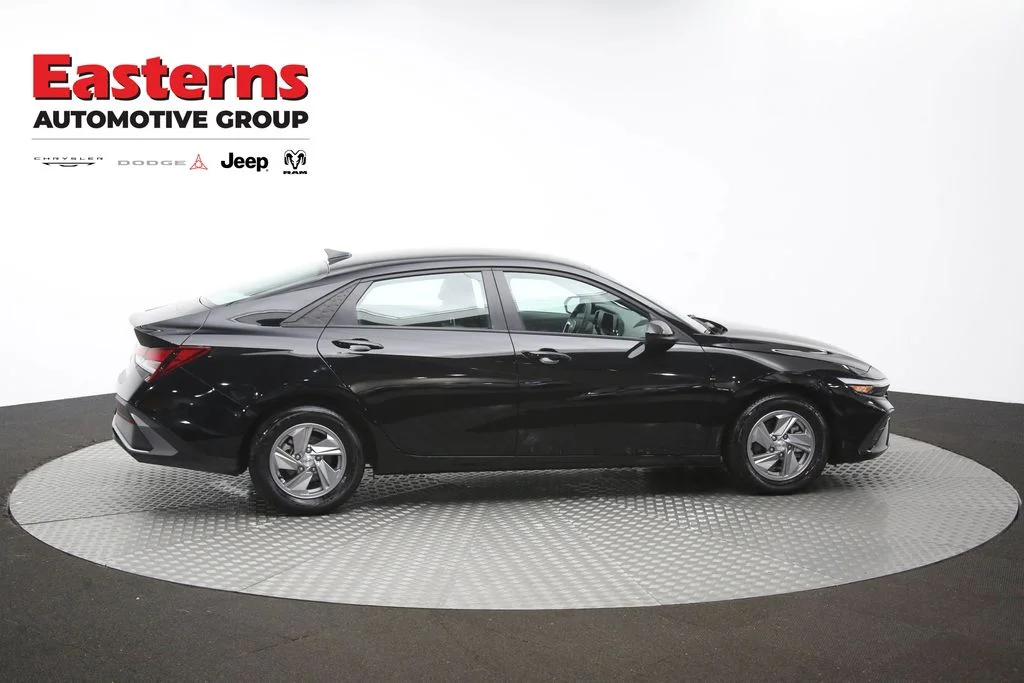 Used 2025 Black Hyundai SE image 41